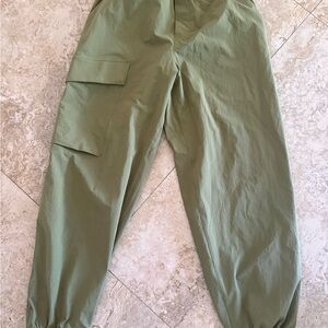 Lululemon Cargo Pocket HR 26” size 6